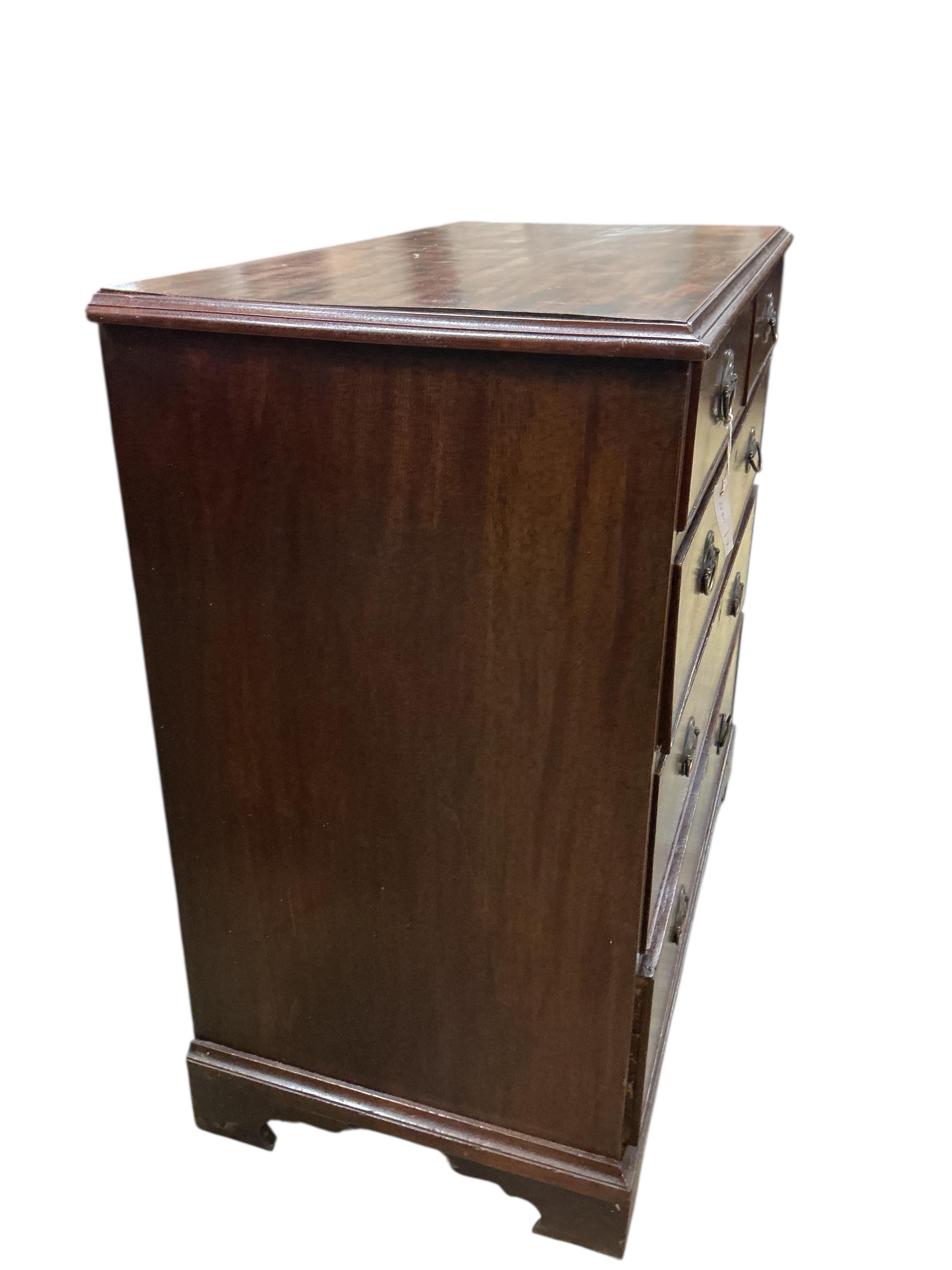 A George III mahogany chest of drawers, width 95cm, depth 49cm, height 91cm